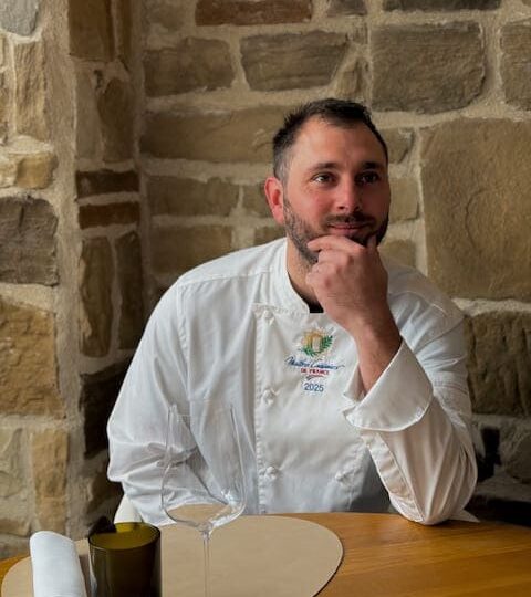 Portrait de Vincent Boucher, chef du Petit Restaurant à Ajaccio, intronisé Maître Cuisinier de France, en veste officielle, souriant